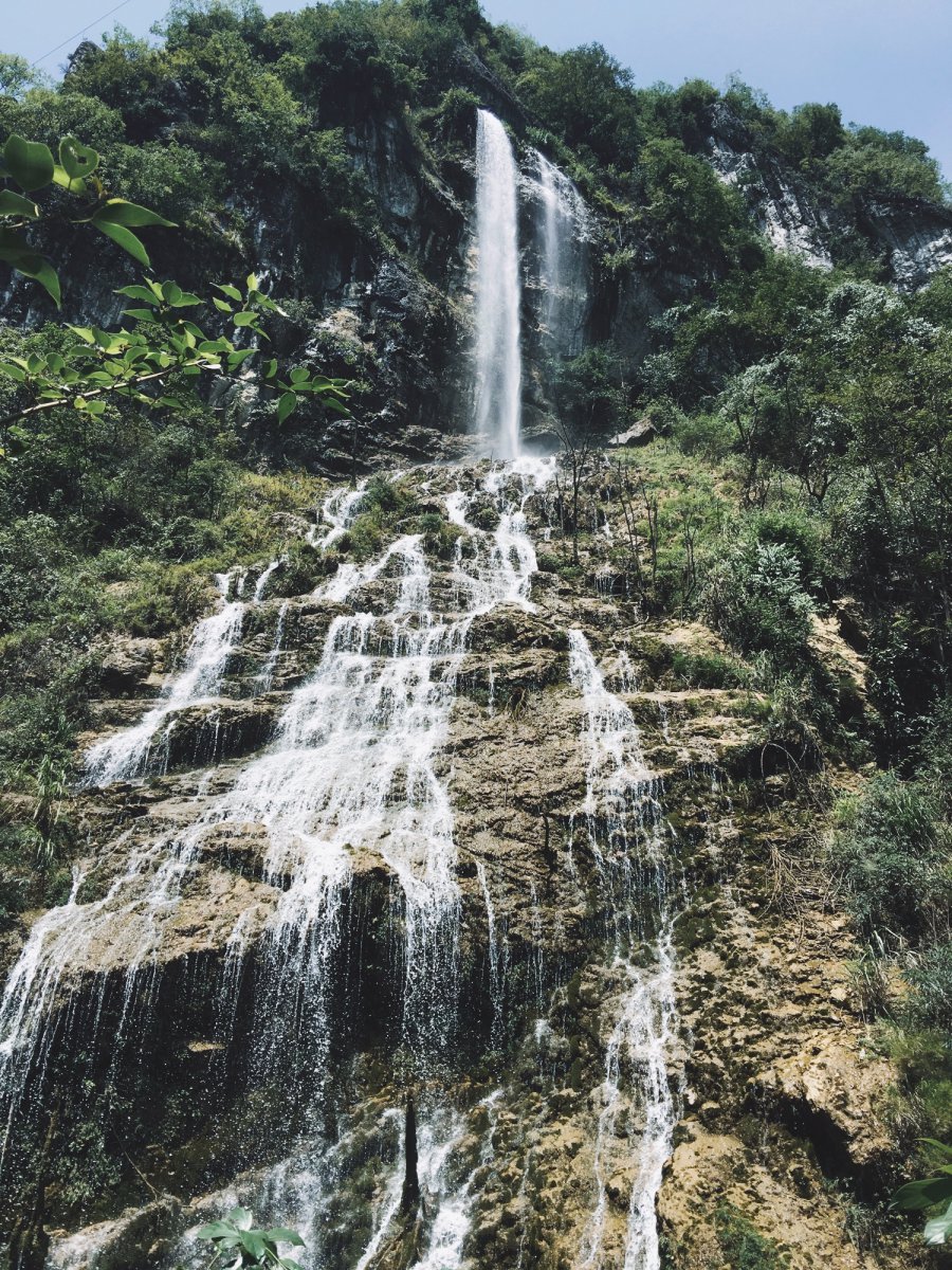 山间飞瀑
