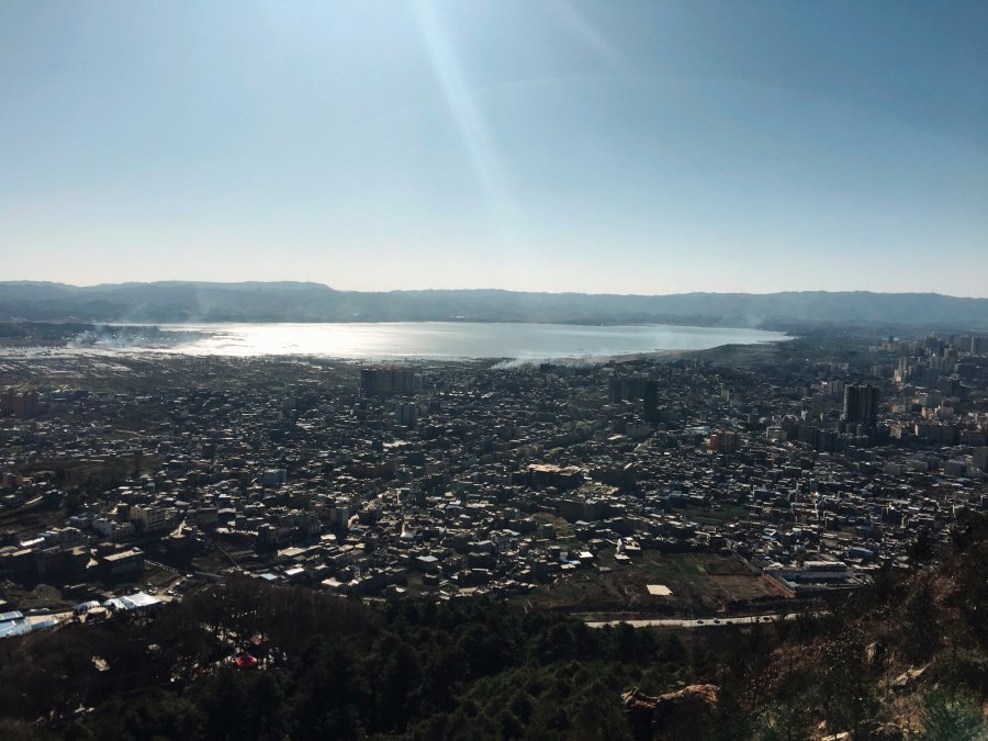 远山映城