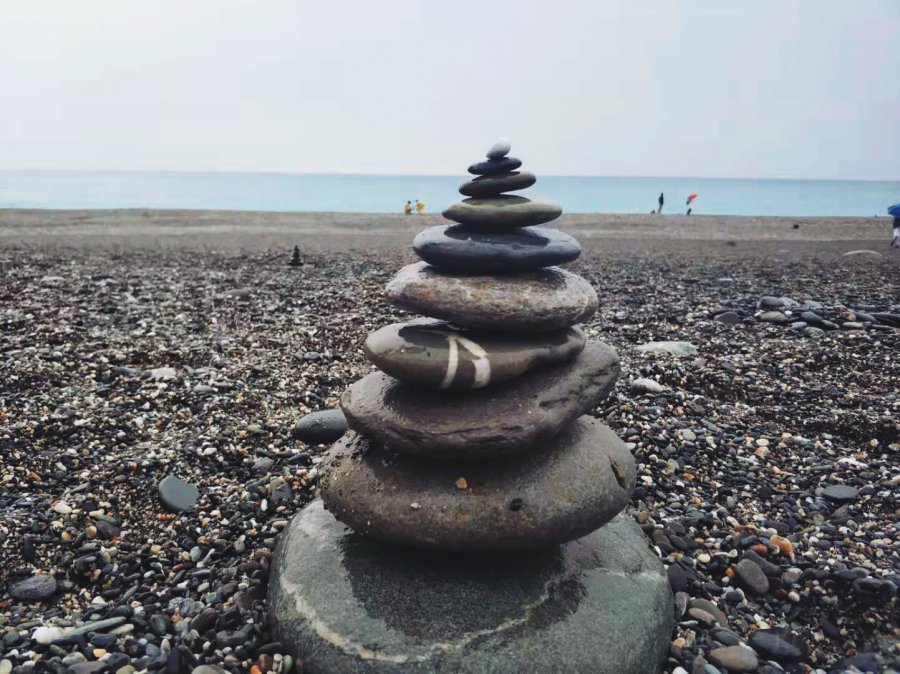 海滩堆叠石块