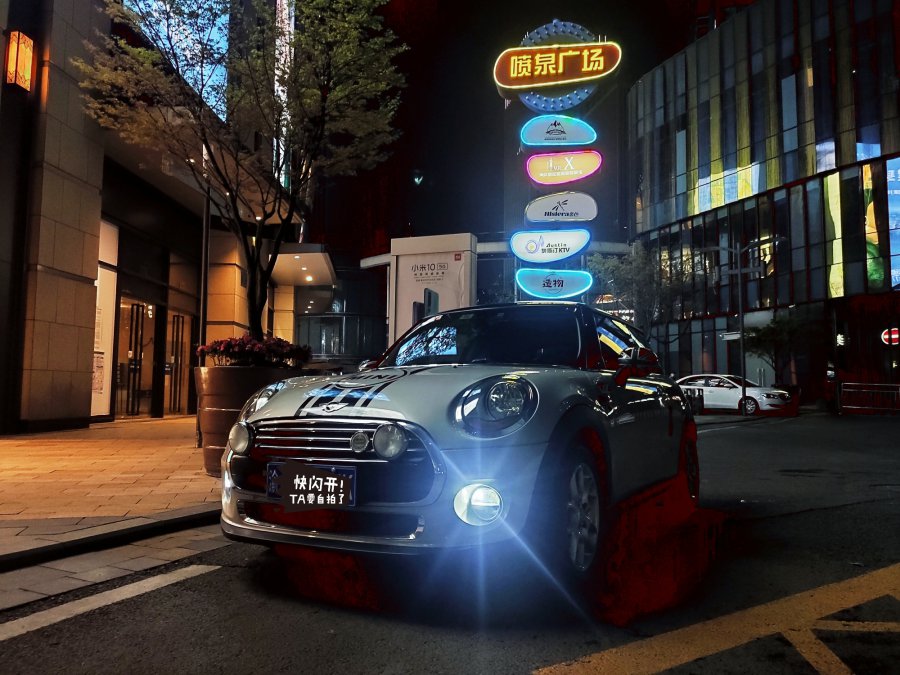 街头银色小车