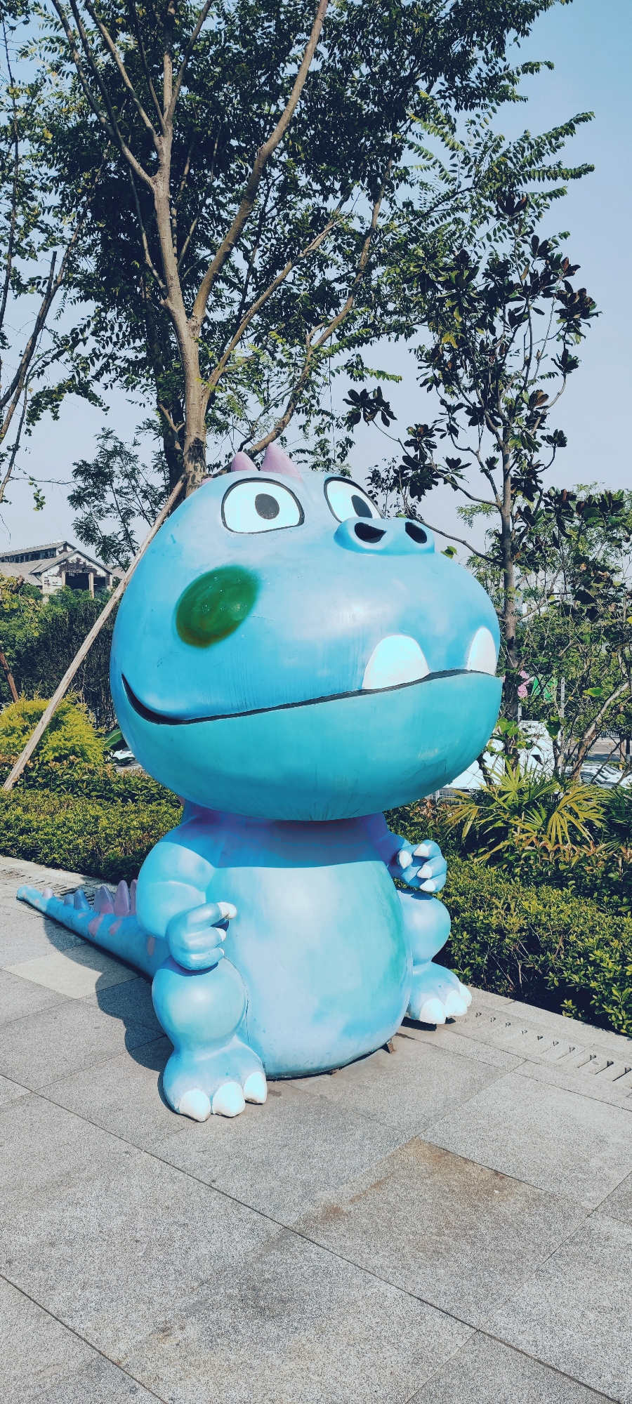 蓝恐龙雕塑