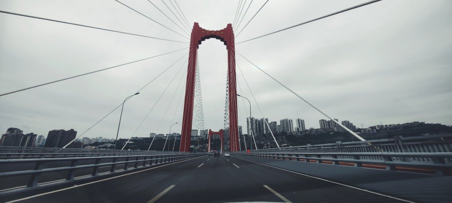 红色大桥远景