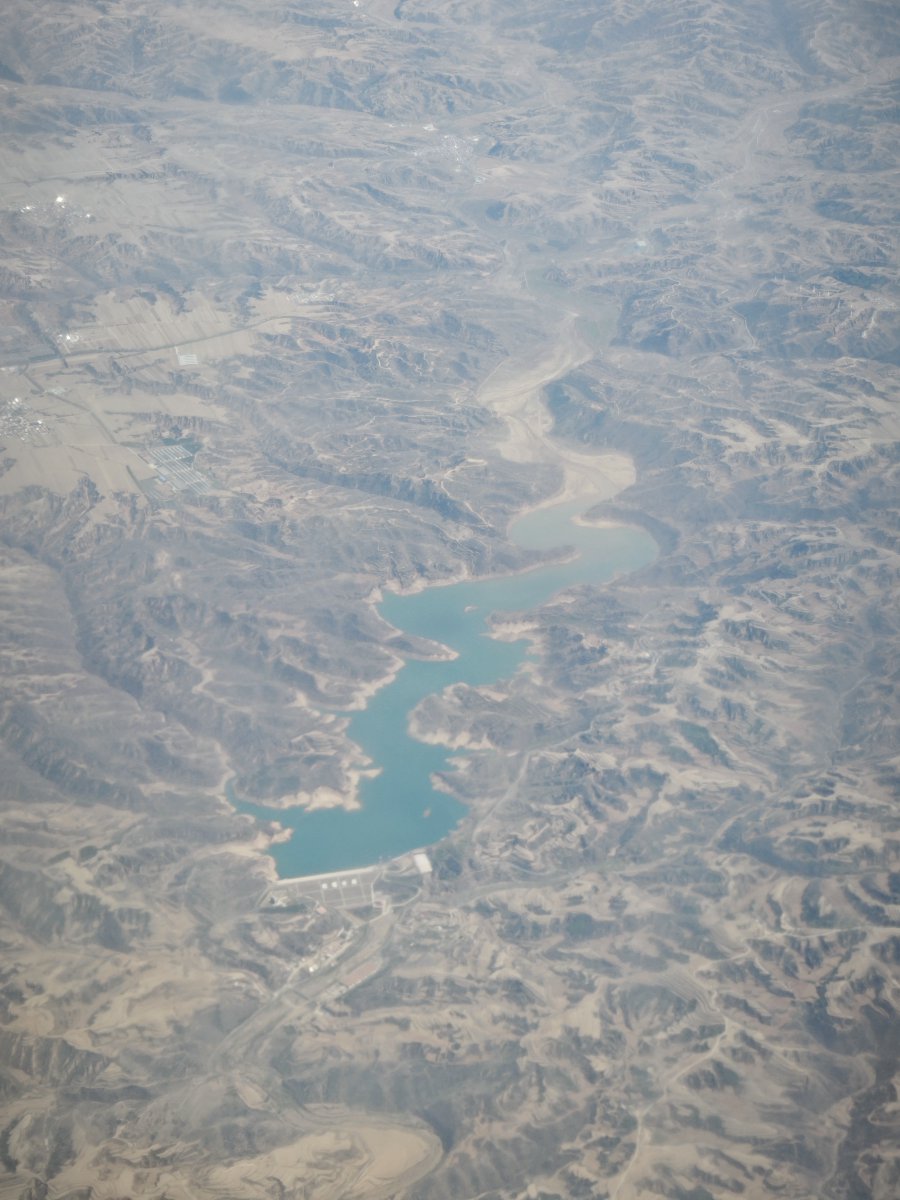 峡谷碧水