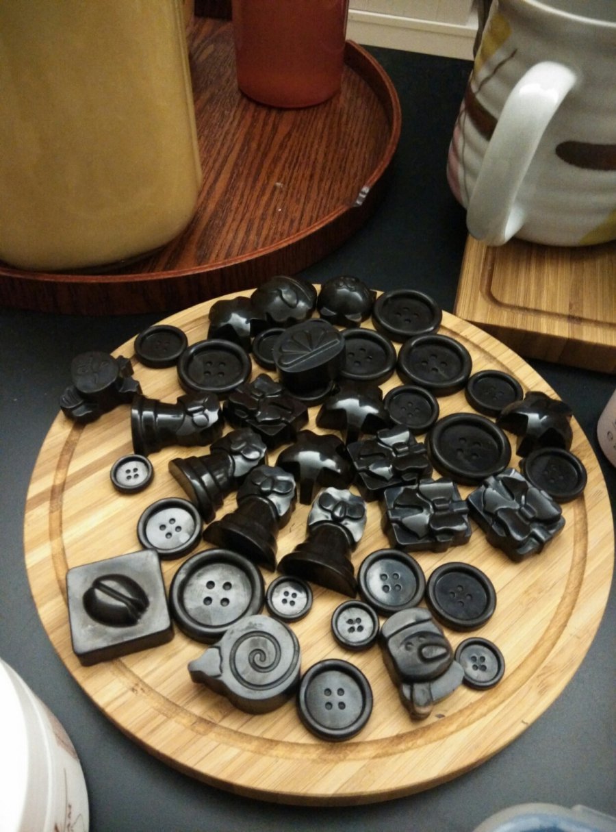 黑色纽扣