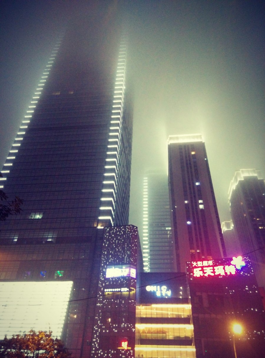 雾中的高楼